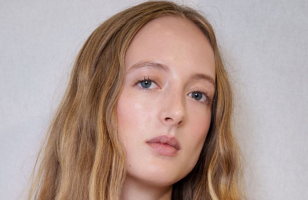 Qu’est-ce que le « blond daim », cette coloration pour les blondes qui fait de l’ombre au balayage