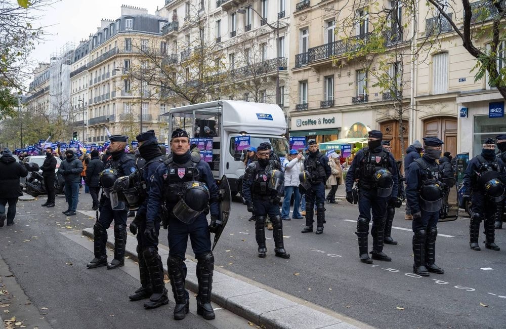 Pourquoi une photo de policiers posant derrière une banderole féministe tenue à l'envers fait polémique