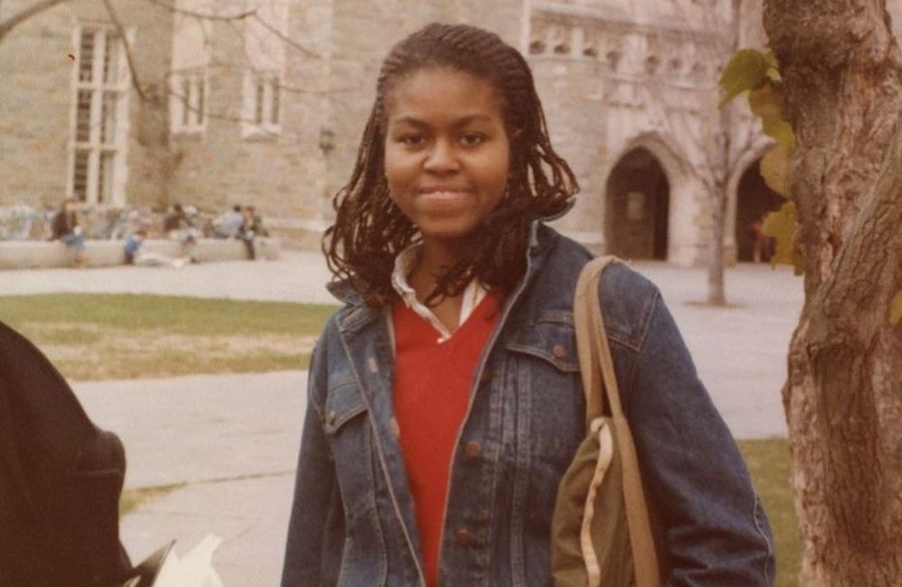 En pull rouge et jean, Michelle Obama revisite son look d’étudiante des années 1980