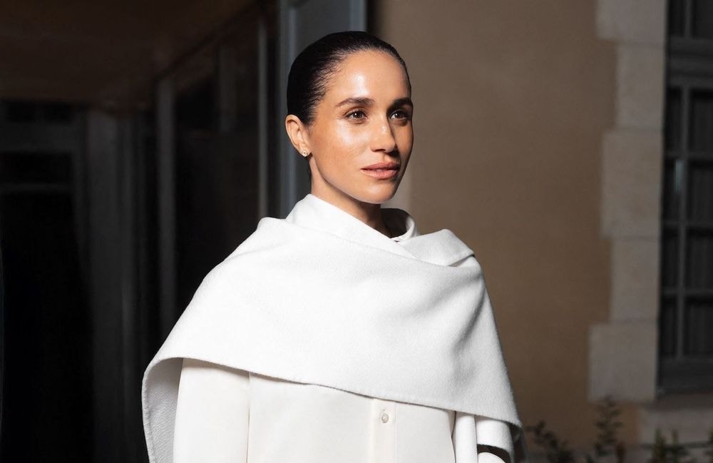 La veste-écharpe : la pièce chic du moment, (re)lancée par Meghan Markle