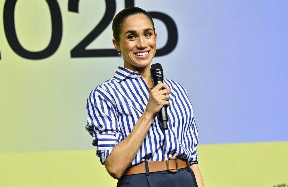Chemisier ivoire et jupe en cuir : Meghan Markle rejoue l’allure tailoring de son personnage dans « Suits »