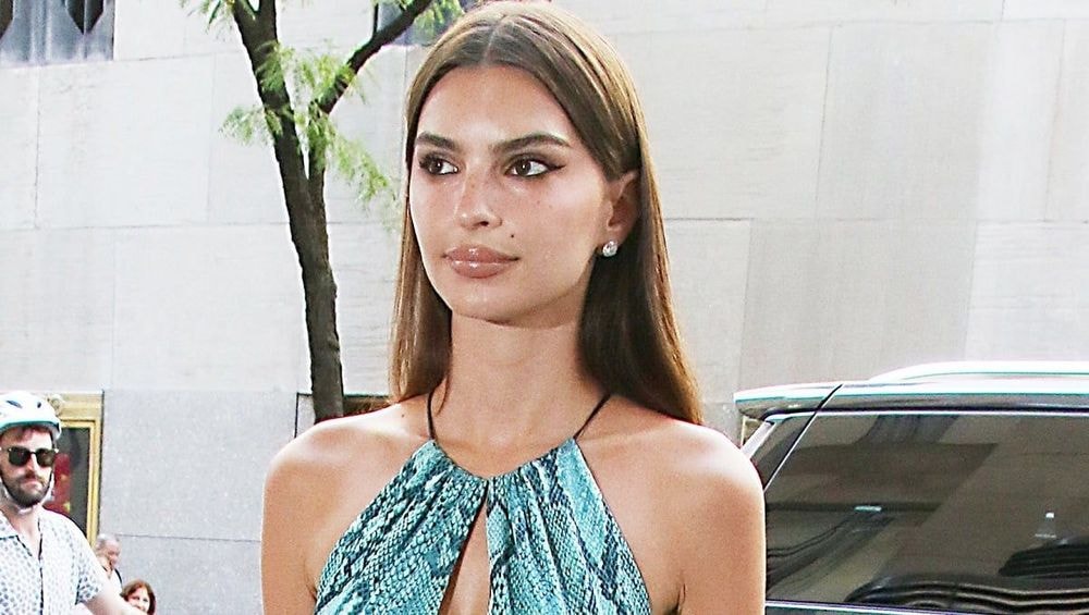 Emily Ratajkowski "déesse sexy" à 34 ans, elle s’affiche avec un string minimal et met la foule à rude épreuve