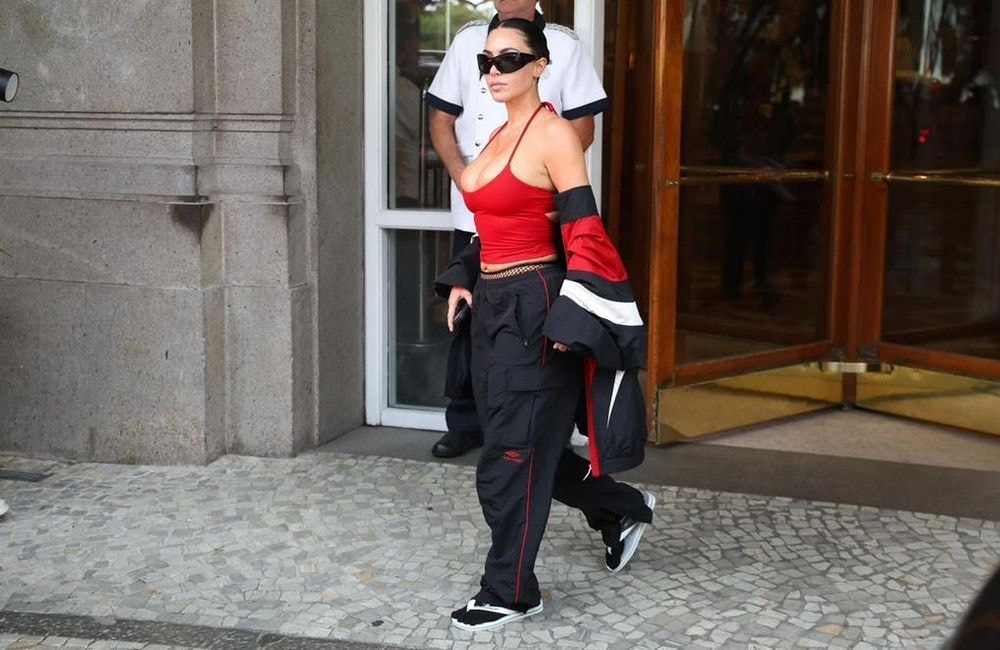 Tongs et chaussettes : la dernière association mode de Kim Kardashian qui interroge