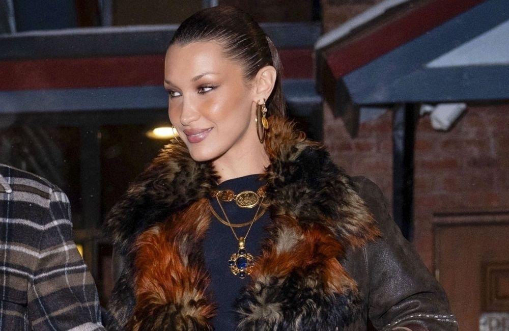 En afghan coat et bottes hautes, Bella Hadid a tout bon