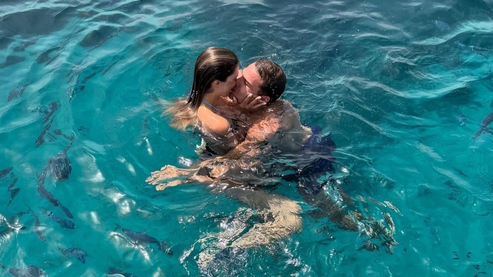 Antoine Dupont et Iris Mittenaere officialisent en Sardaigne : Leur baiser en mer enflamme Instagram