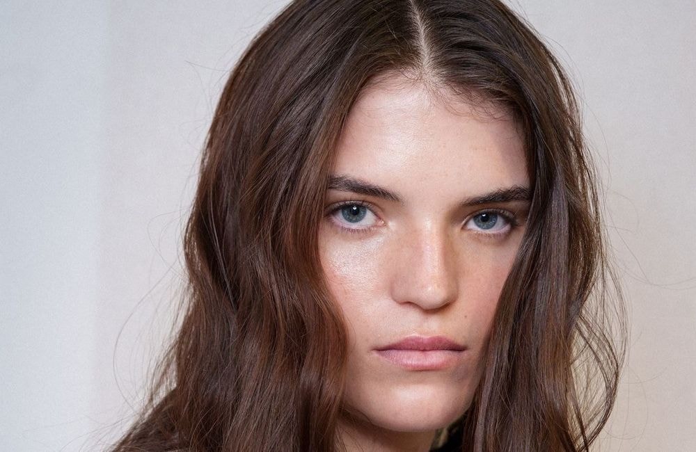 Brontë Waves : la coiffure romantique et fluide qui s’impose cet automne