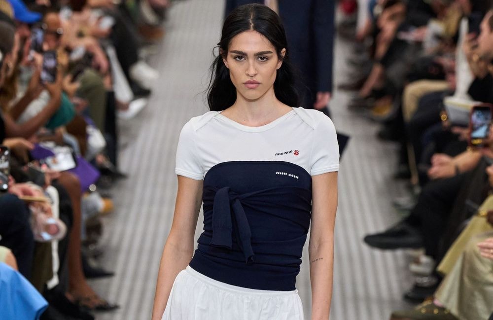 Ce printemps, le bustier devient l’atout charme d’un layering élégant