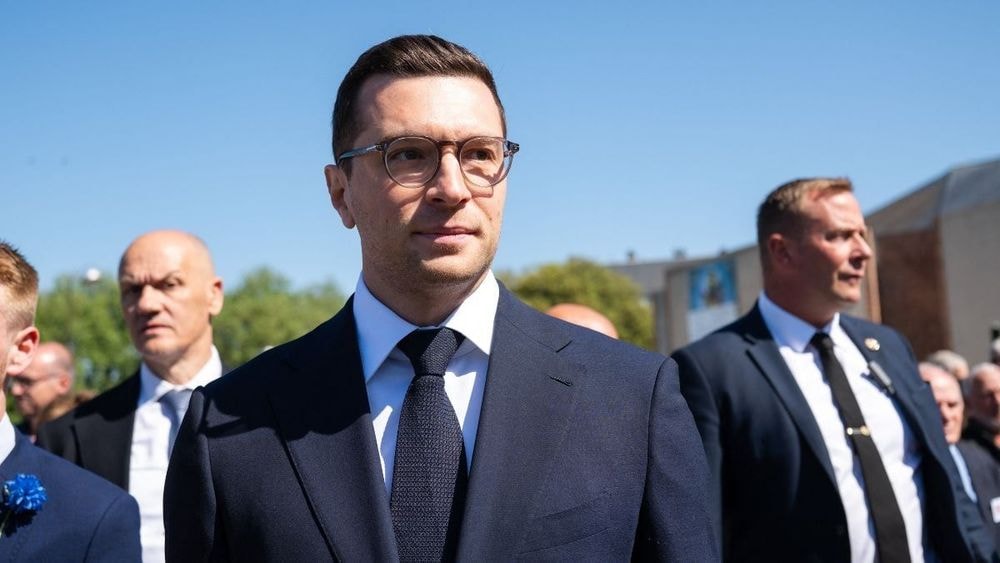 Jordan Bardella : la commune huppée où il vit désormais cache un voisinage marqué par l’histoire de la chanson française