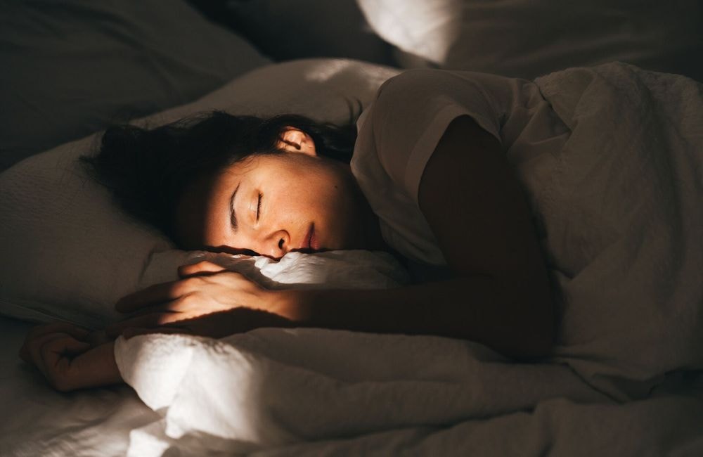 Pourquoi on dort moins bien au printemps et comment retrouver un sommeil de qualité ?