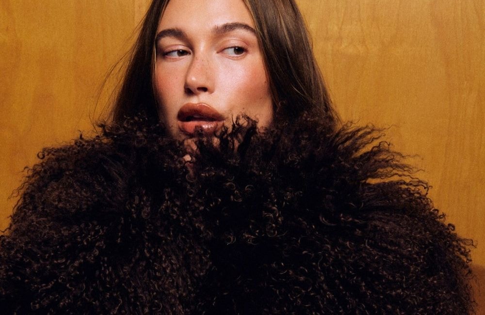 Hailey Bieber : ses produits de prédilection pour maquiller sa bouche en hiver