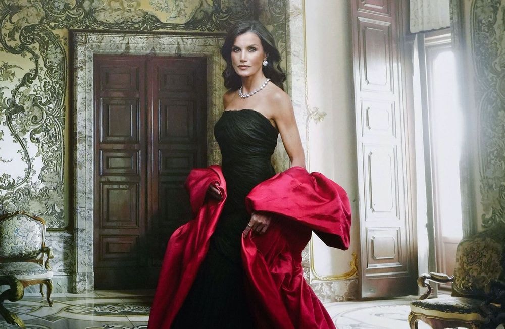 Letizia d’Espagne en Balenciaga vintage : l’histoire derrière la tenue glamour de son portrait officiel