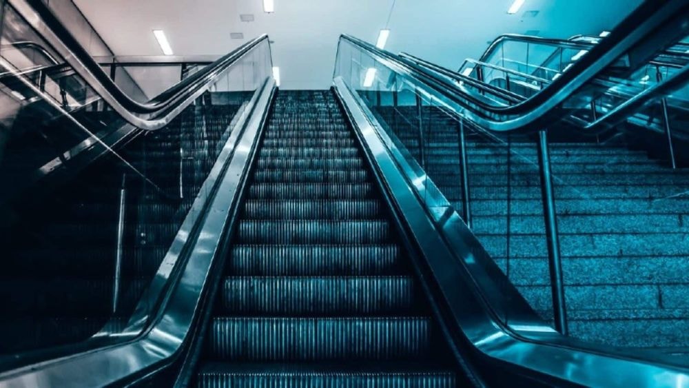 Sarthe : une fillette fait une violente chute après avoir été soulevée au dessus du vide par un escalator