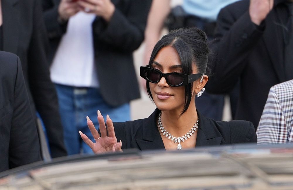 Kim Kardashian surprend en dévoilant une coupe pixie platine ultra chic