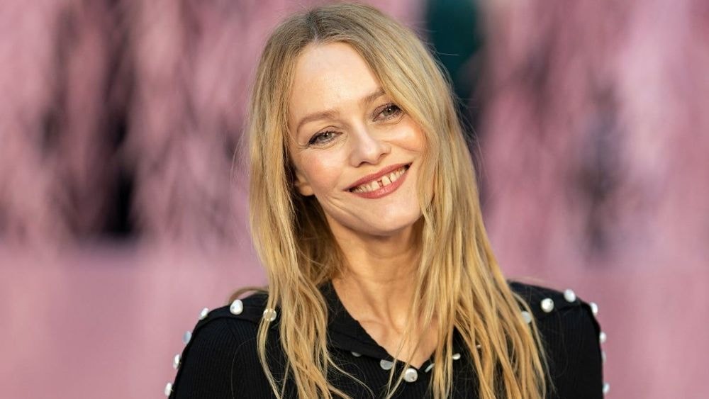 Décolleté plongeant et silhouette sculptée : Vanessa Paradis ose le look le plus sexy de l'été
