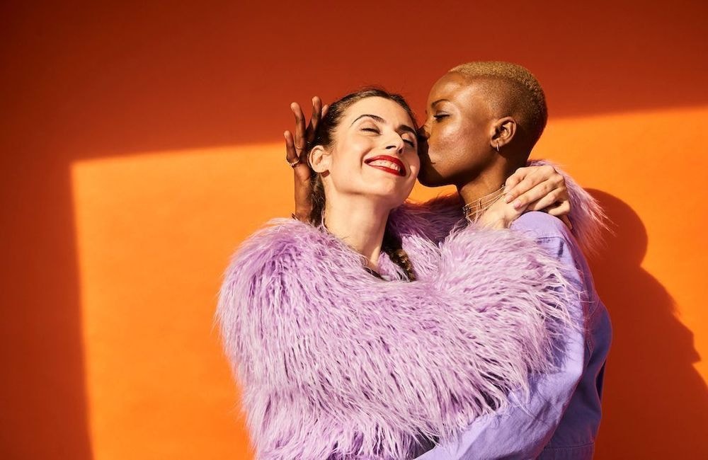 Mariage : les personnes LGBTQIA+ rejettent davantage le modèle traditionnel de l’engagement amoureux