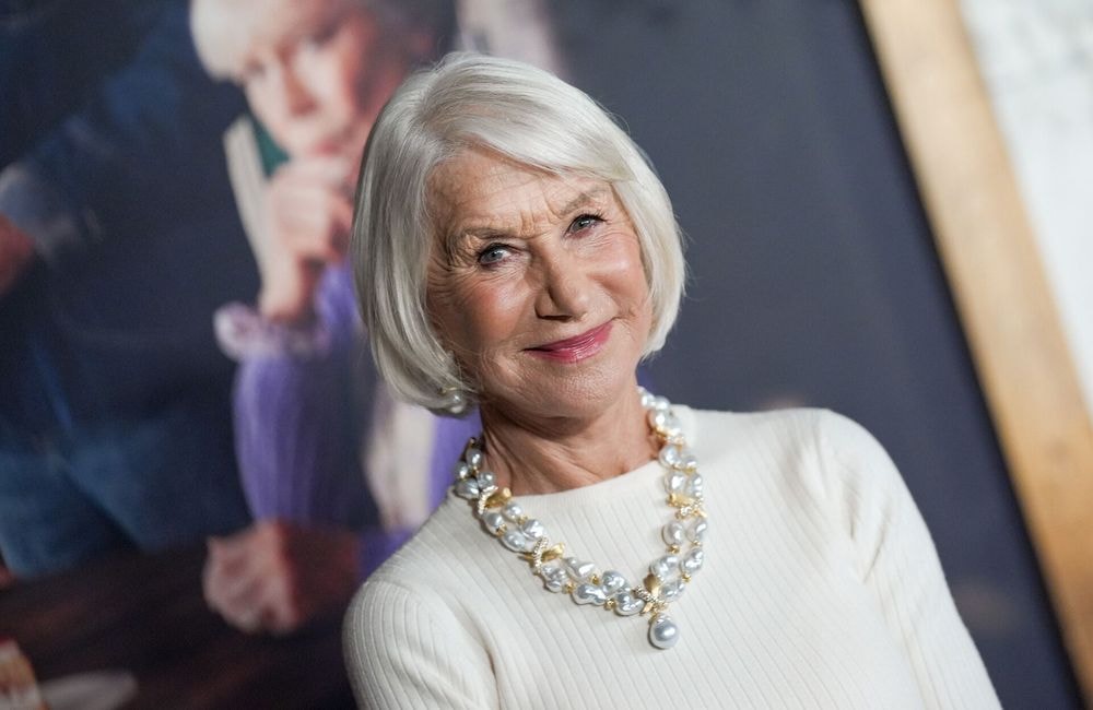 « Essayer de ressembler à une image retouchée de soi-même serait catastrophique » : à 80 ans, Helen Mirren dénonce la pression esthétique