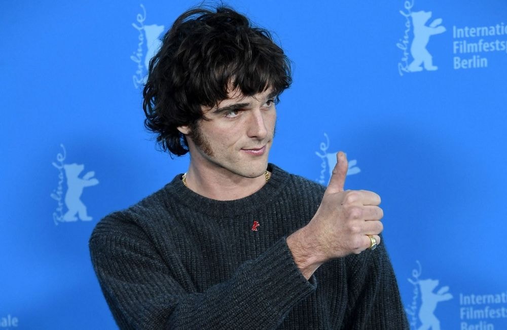 Des tempes au tapis rouge : le retour inattendu des rouflaquettes