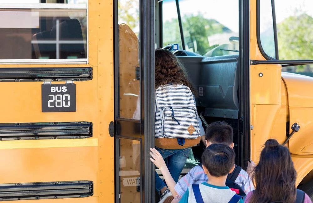Un chauffeur de bus scolaire mis en examen pour agressions sexuelles sur 35 enfants
