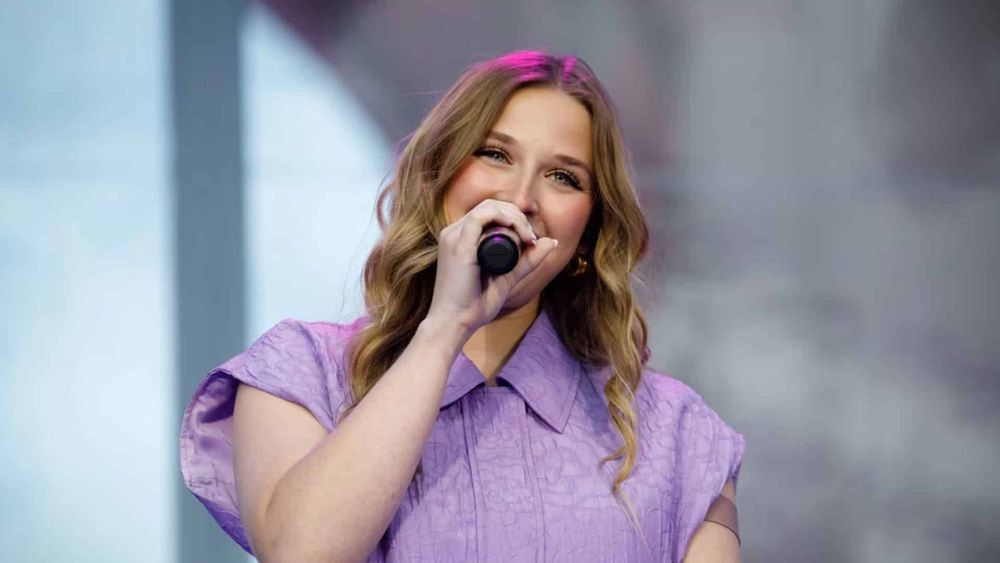 Héléna en concert à Lille : la chanteuse perd totalement le contrôle de son show face à des fans déchaînés