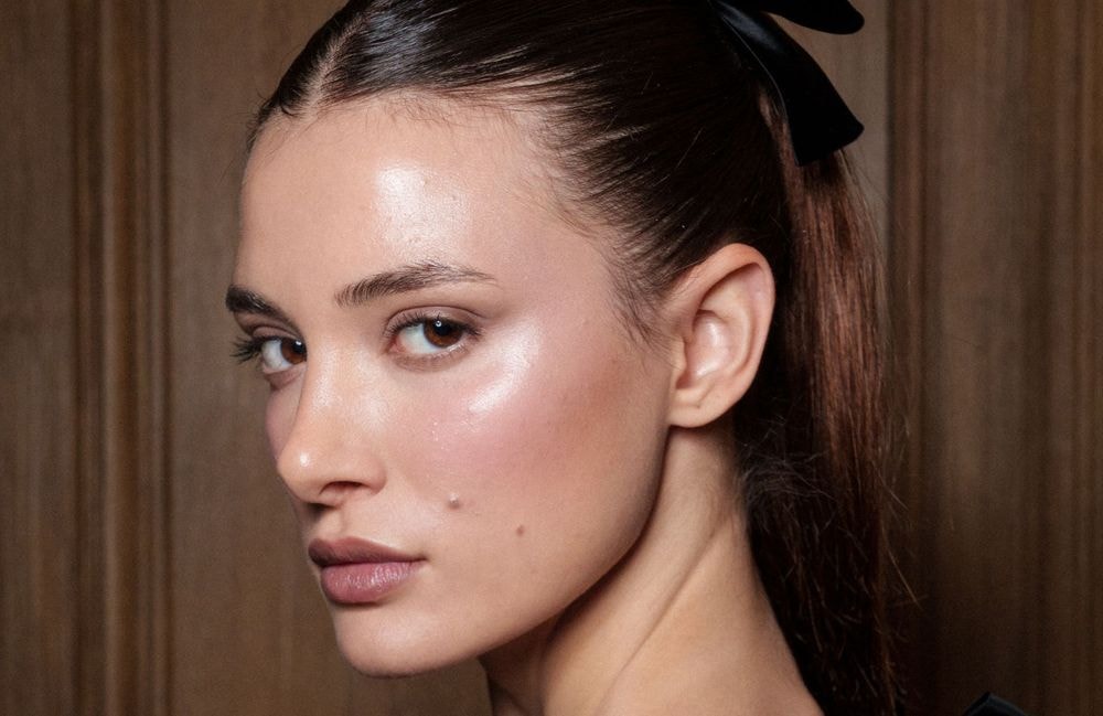 Le retour du sourcil naturel, le pastel, la mini-frange… Ces tendances beauté qui vont faire 2025