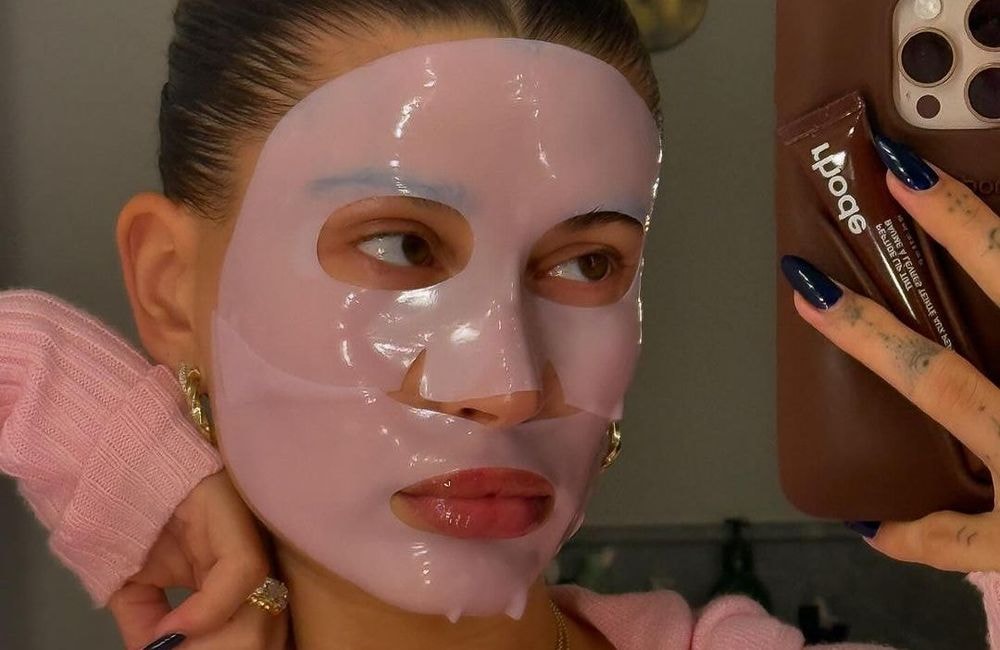 Hailey Bieber dévoile son produit fétiche pour un glow immédiat