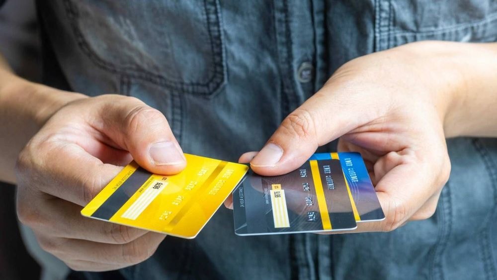Panne au Crédit Mutuel : pourquoi il est conseillé d'emporter deux cartes bancaires avec soi
