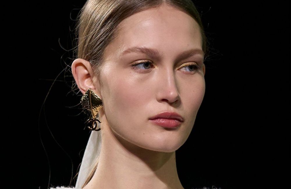 Qu’est-ce que le Reverse Contour ? Cette makeup astuce qui lifte et illumine le visage