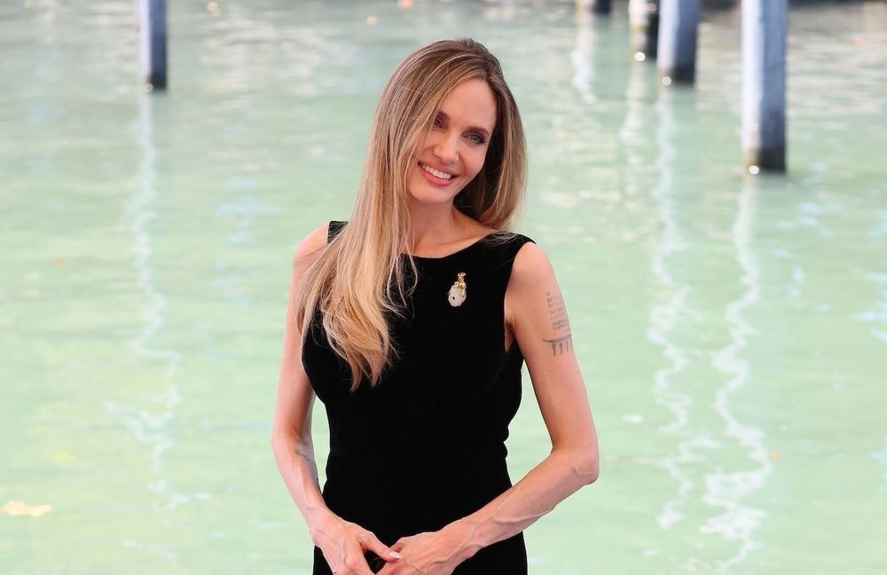 Mostra de Venise : Angelina Jolie fait revivre Maria Callas en portant ses bijoux historiques