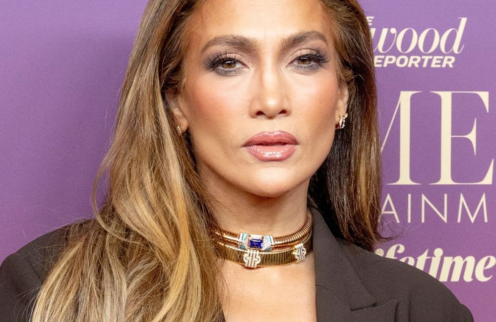 Vu sur Jennifer Lopez, ce maquillage monochrome promet d’illuminer toutes les carnations cet hiver