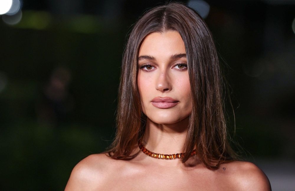 Hailey Bieber partage son maquillage de fêtes et dévoile un nouveau produit
