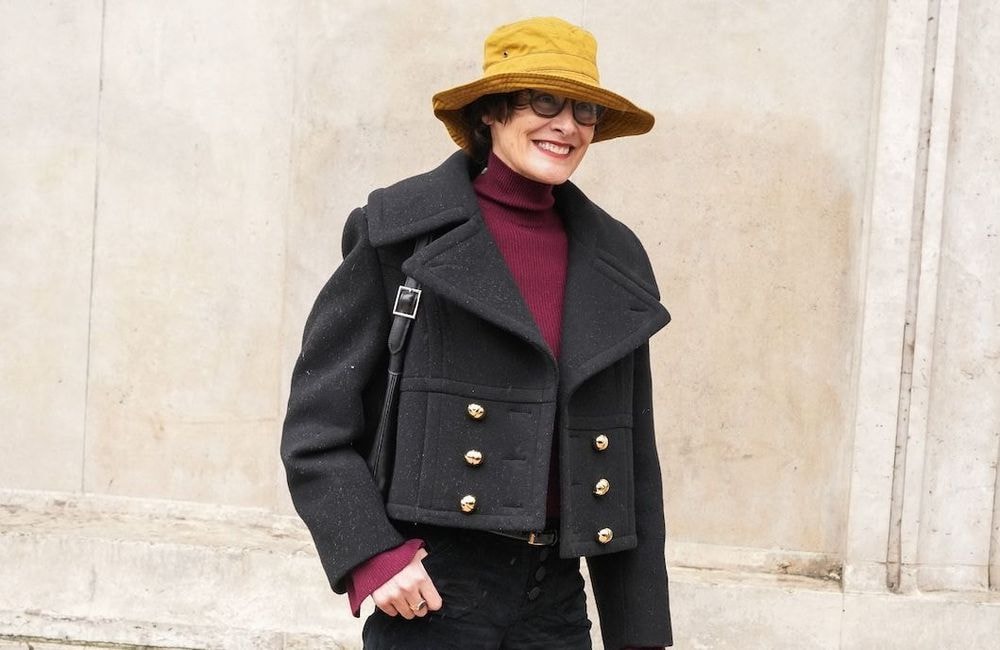 À la Fashion Week, Ines de la Fressange modernise le caban et prouve qu’il n’a rien perdu de son charme d’antan