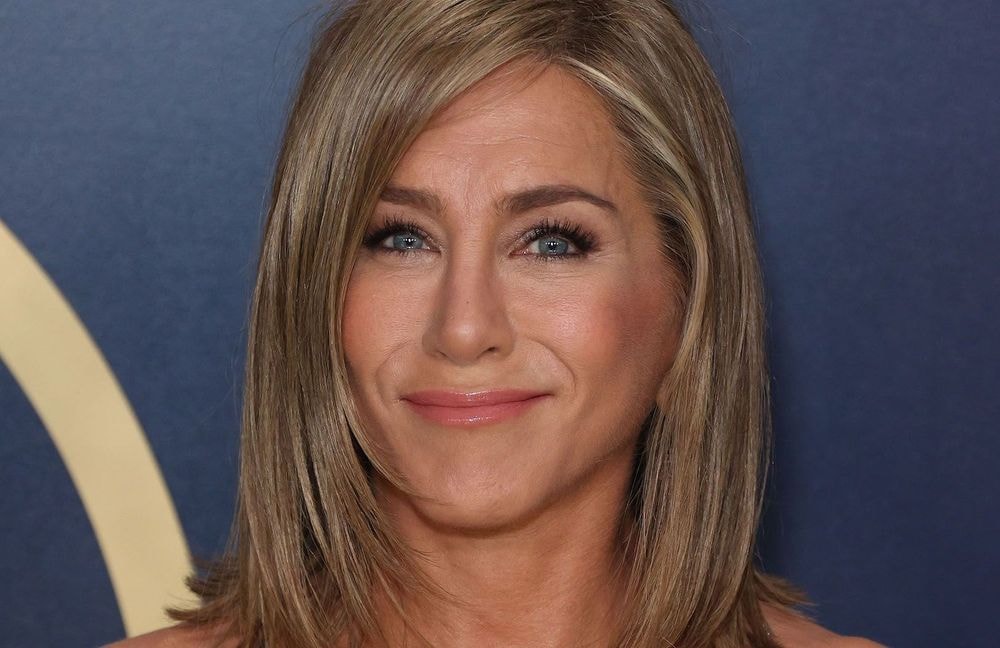 Jennifer Aniston en couple ? L’actrice aperçue avec Jim Curtis lors d’une soirée avec Courteney Cox