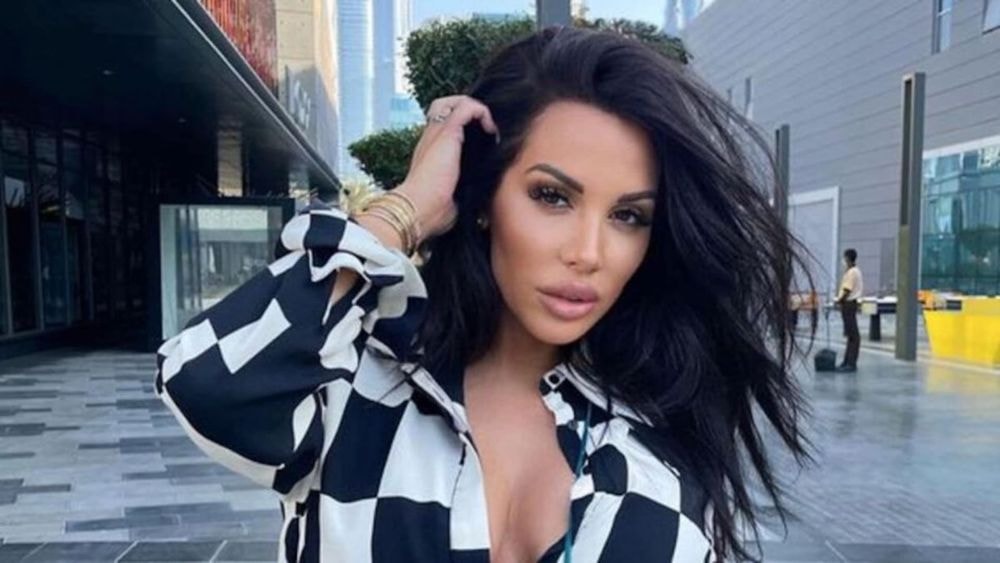 Laura Lempika : en couple, elle s'affiche pour la première fois avec son nouveau chéri dans une photo très caliente, regardez !