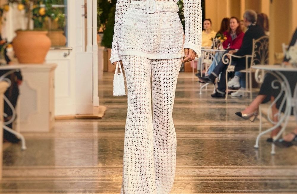 Comment porter le pantalon en crochet pour une silhouette boho-chic et décontractée ?