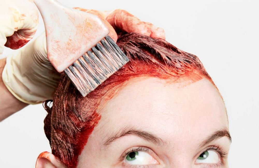 Coloration : les bons gestes à avoir pour se teindre les cheveux sans risque