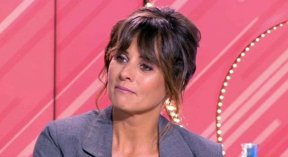 Faustine Bollaert (47 ans) ose un maillot de bain au décolleté flatteur, la star du PAF plus rayonnante que jamais
