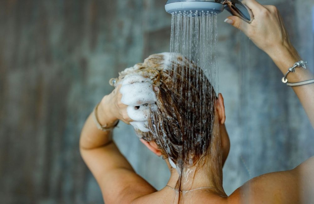 Pourquoi a-t-on les mollets qui grattent après la douche ?