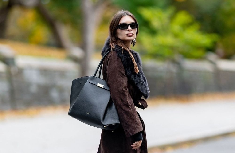 Chic et intemporel, le manteau en daim d’Emily Ratajkowski s’annonce comme l’indispensable de la saison