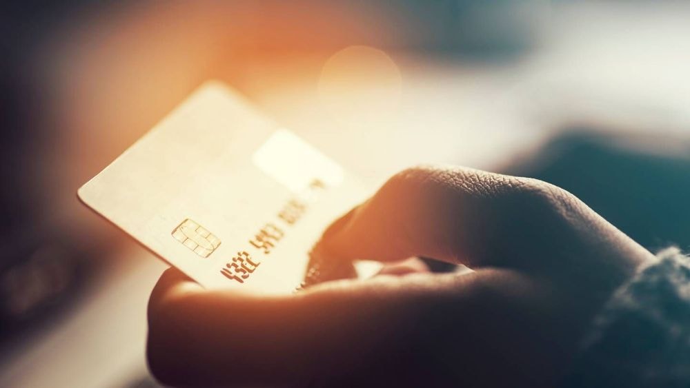 Carte bancaire : quelle banque de réseau propose la Gold Mastercard la moins chère ?