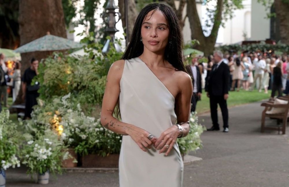 Zoë Kravitz adopte le bracelet de bras, le bijou que l’on verra partout cet été