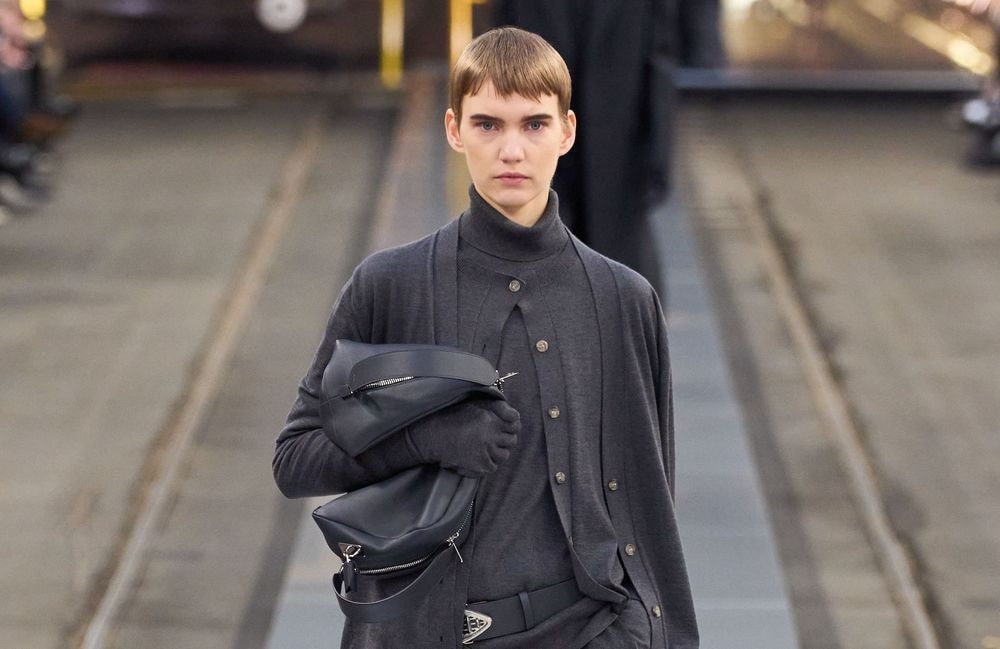 Cet hiver, on porte le cardigan comme Audrey Hepburn