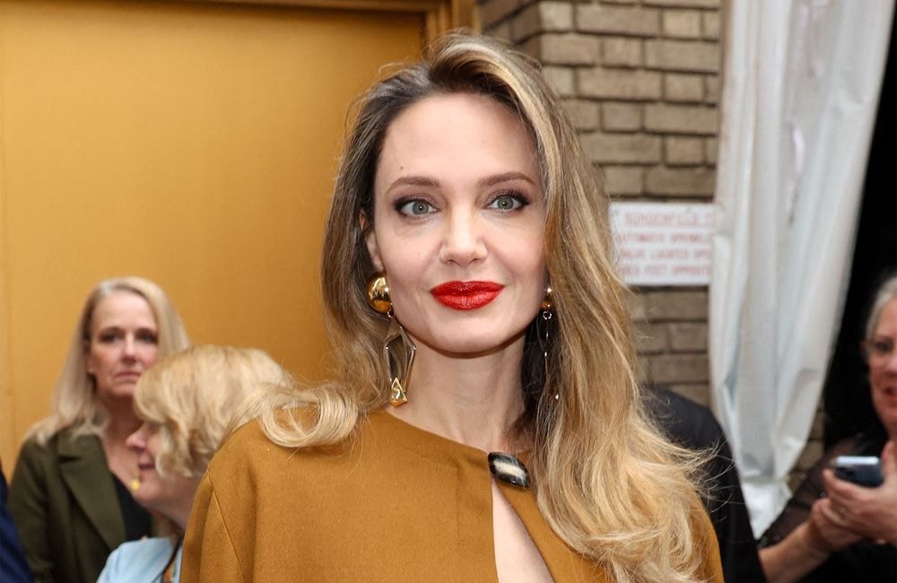 Avec une cape sur le dos, Angelina Jolie fait sensation sur le tapis rouge
