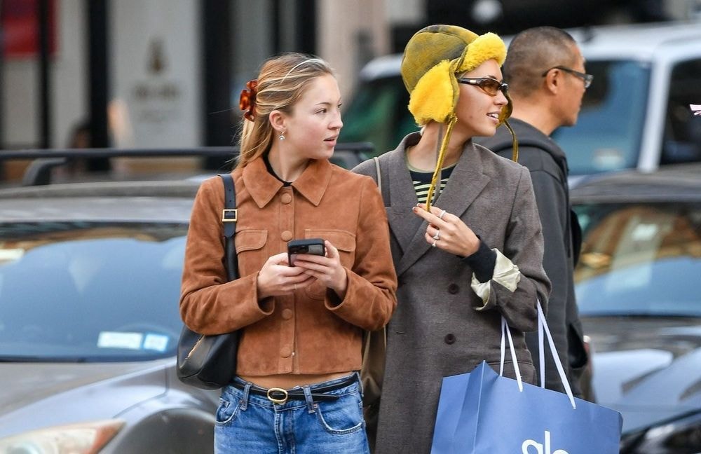 Lila Moss adopte la veste la plus tendance de saison