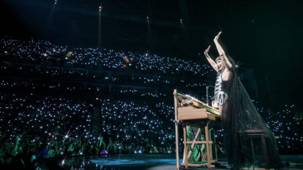 Lady Gaga : en concert à Lyon, elle rend un vibrant hommage aux victimes du 13 novembre