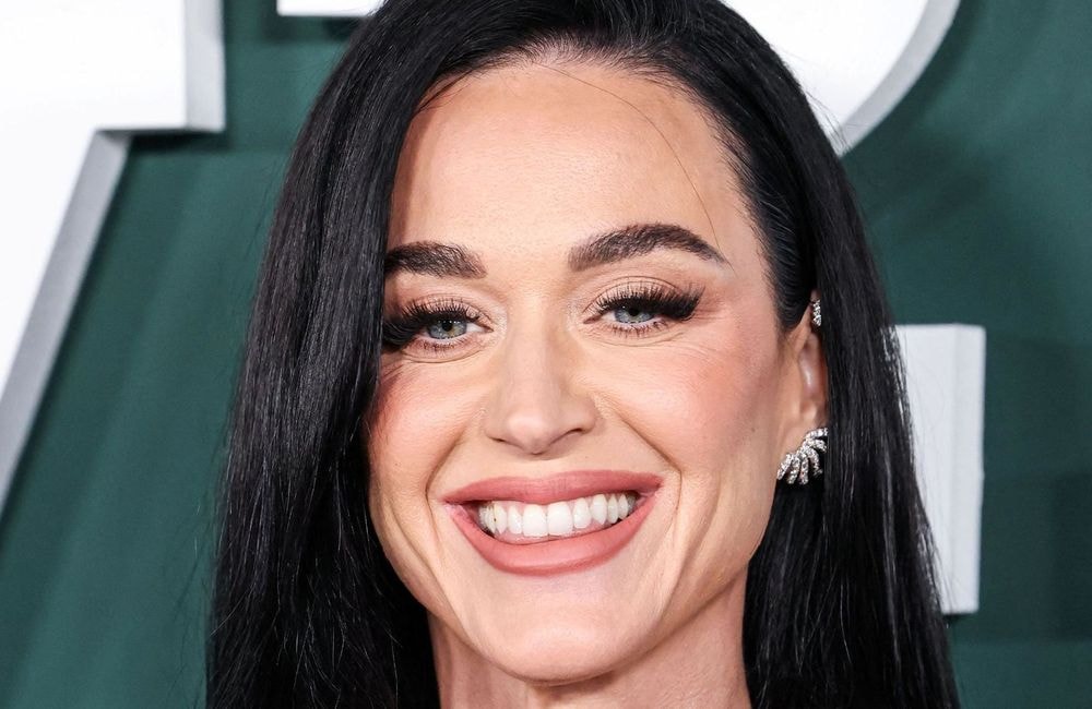 Katy Perry sublime en robe rouge à lacets, elle officialise sa relation avec Justin Trudeau à Paris