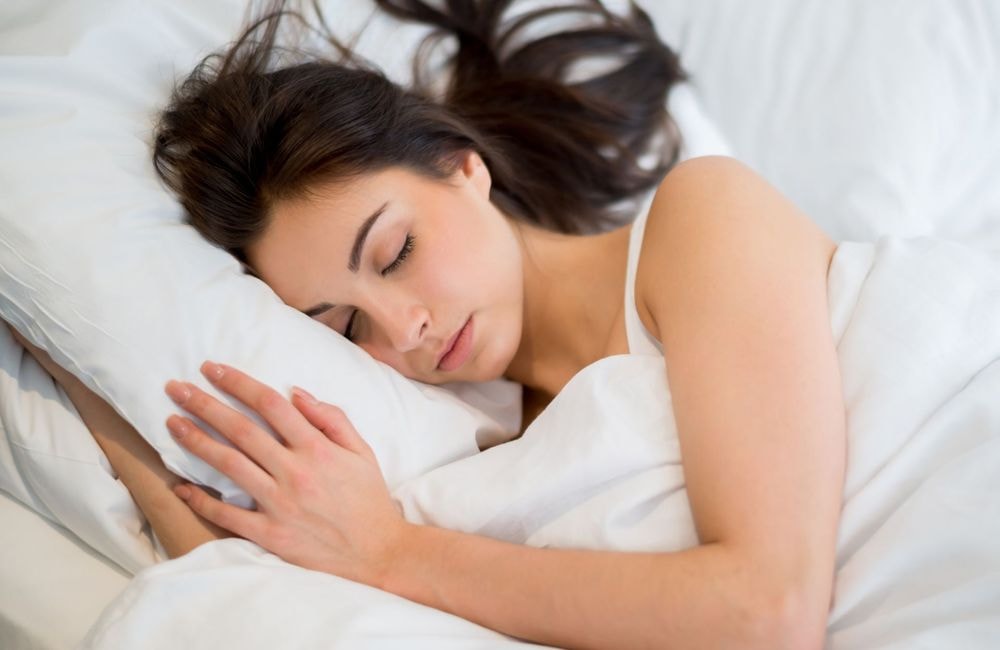 Dormir sur le côté rend-il le visage asymétrique ? Ce qu’en disent les experts