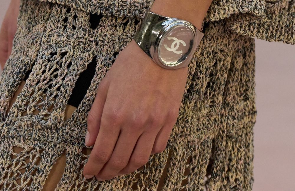 Ni cadran ni aiguilles : cette montre-bijou déroutante qui intrigue la mode