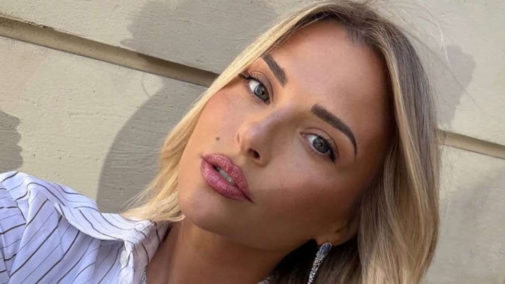 "Je ne réalise pas…" : jeune maman, Kelly Vedovelli dévoile enfin la première photo de ses jumelles et c’est adorable !
