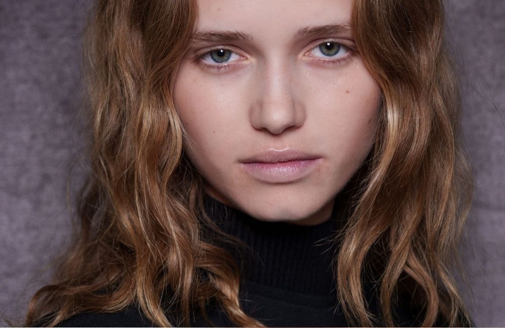 Sillons nasogéniens : cette astuce maquillage qui permet de les atténuer en trois coups de pinceaux
