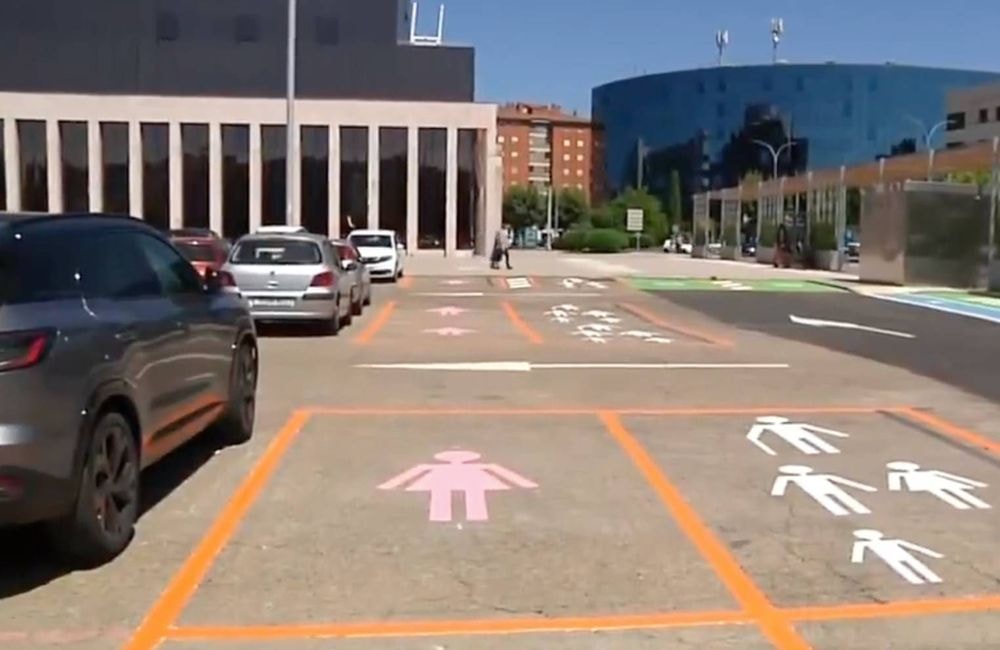 Espagne : des places de parking rose réservées aux femmes suscitent la controverse